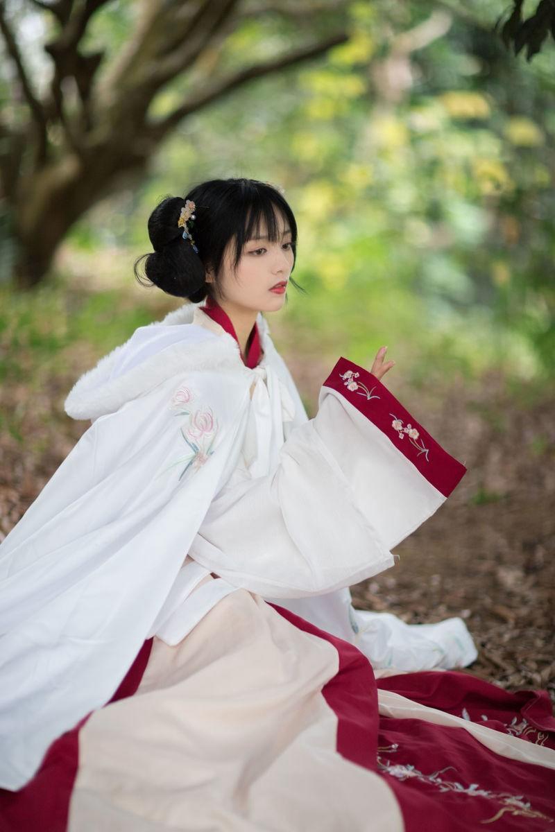 汉服少女席地而坐豪迈饮酒图片