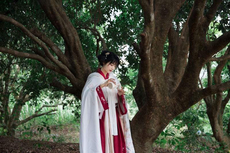 汉服少女席地而坐豪迈饮酒图片