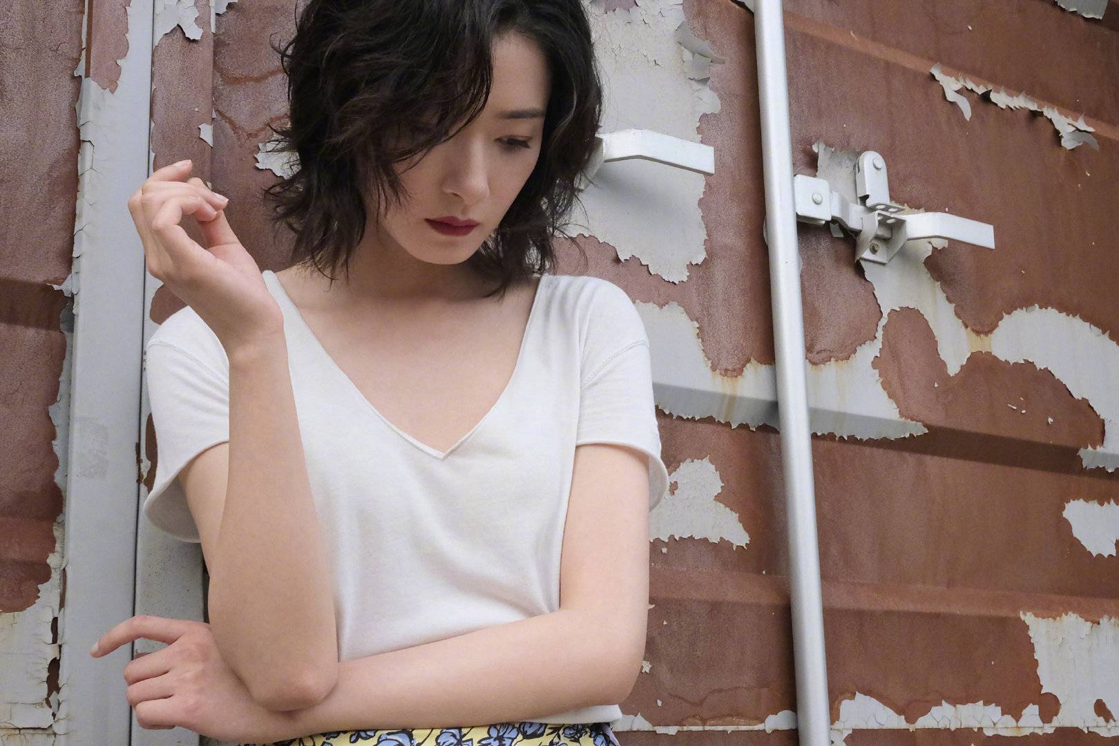 万茜文艺范造型氛围感满满写真