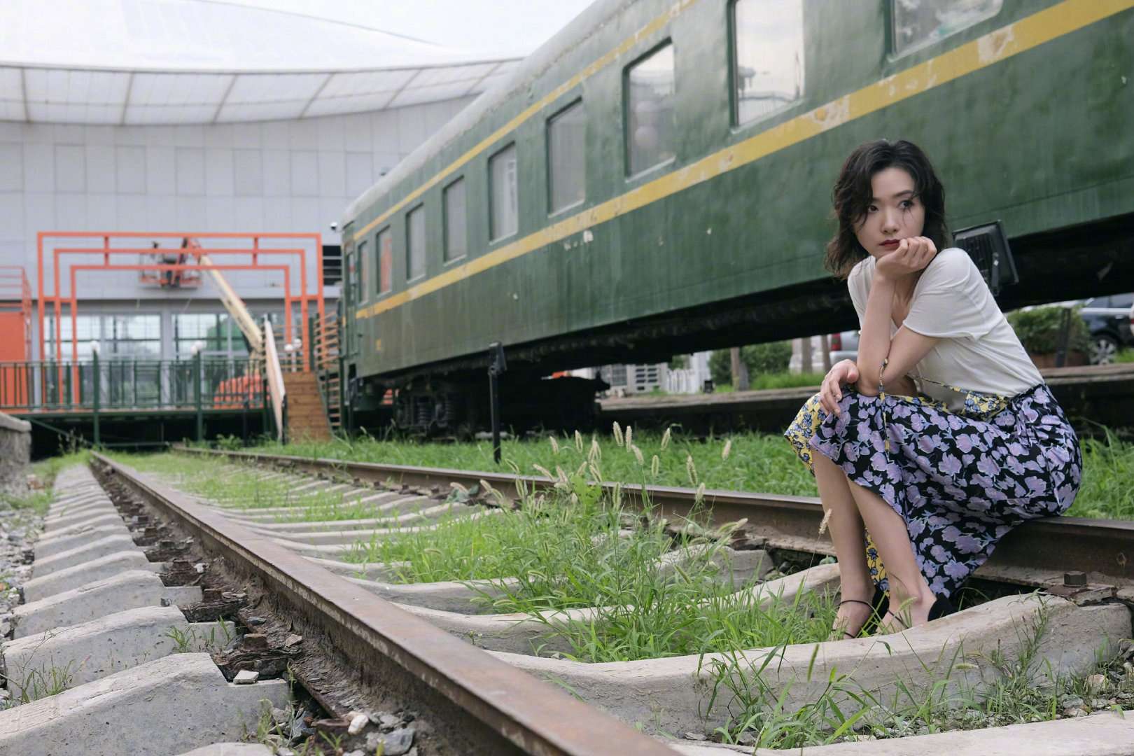 万茜文艺范造型氛围感满满写真