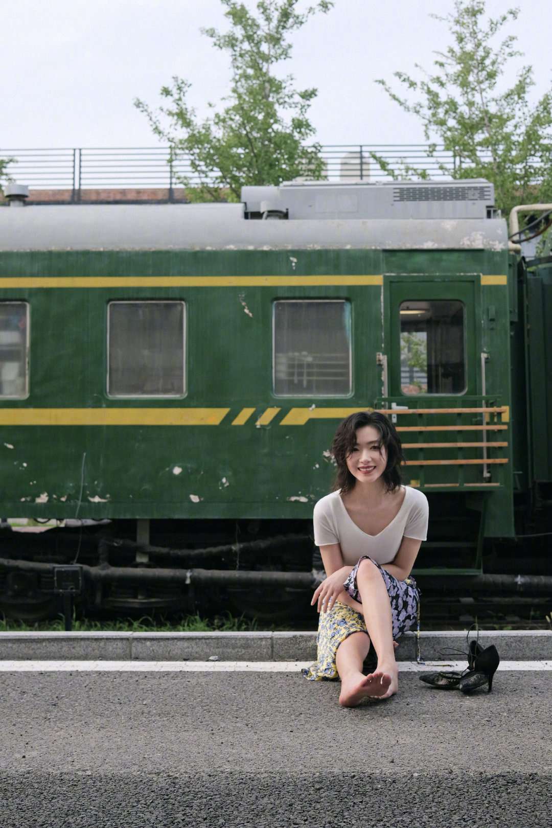 万茜文艺范造型氛围感满满写真