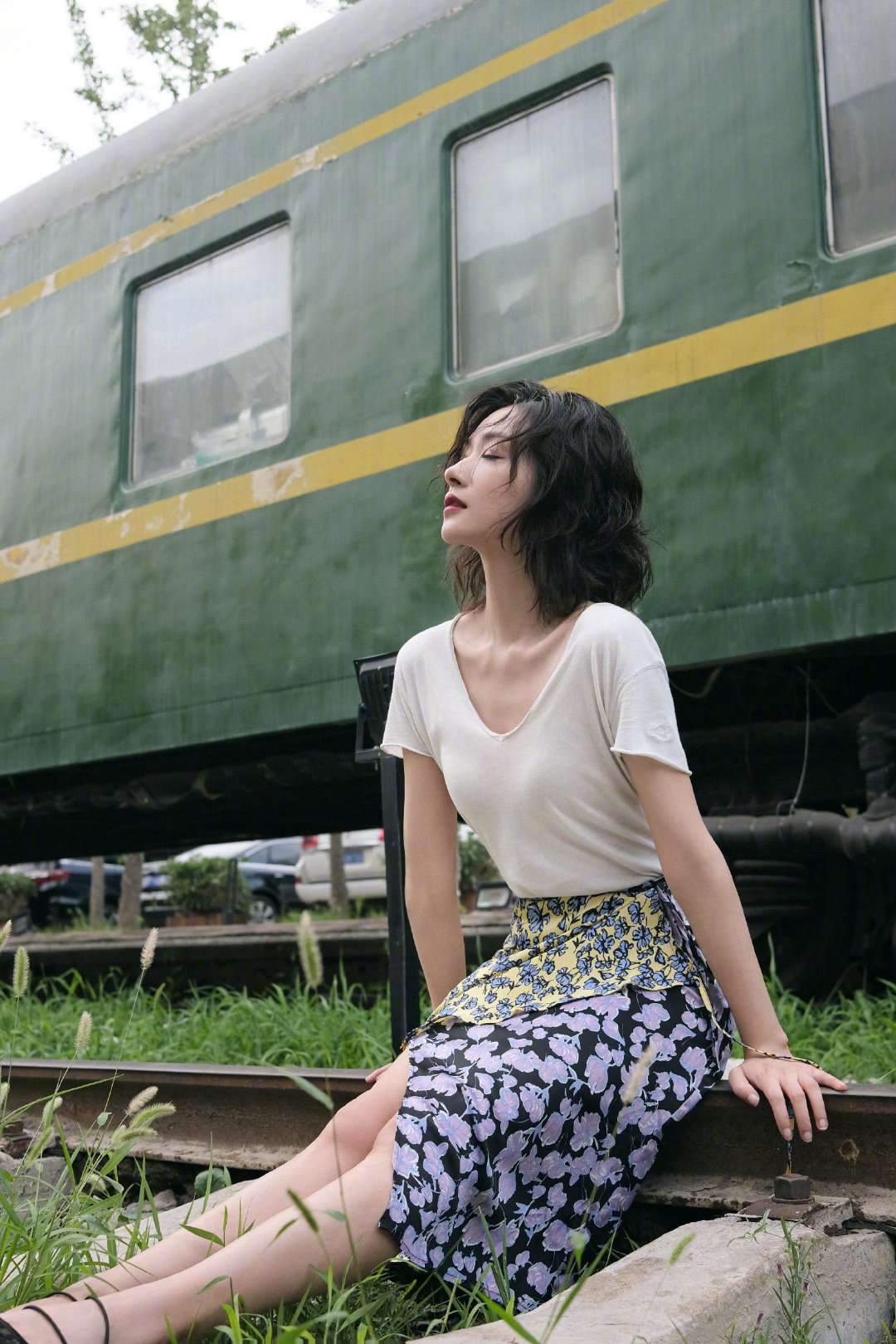 万茜文艺范造型氛围感满满写真