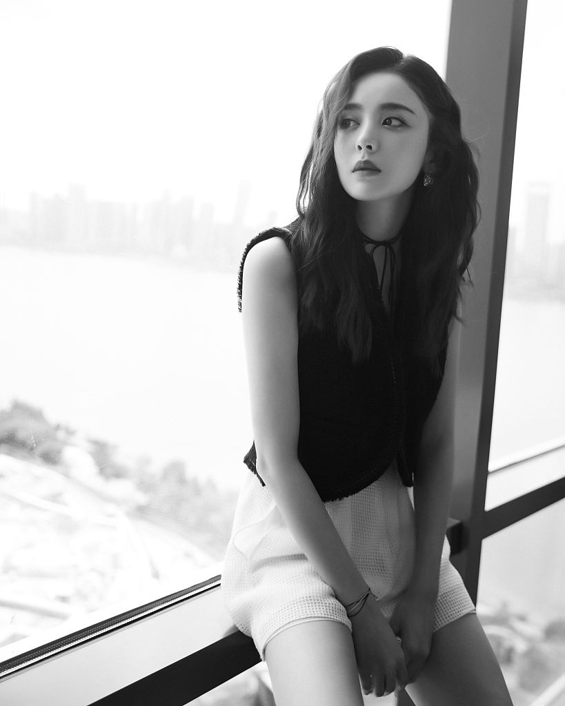 古力娜扎披肩卷发又美又飒写真