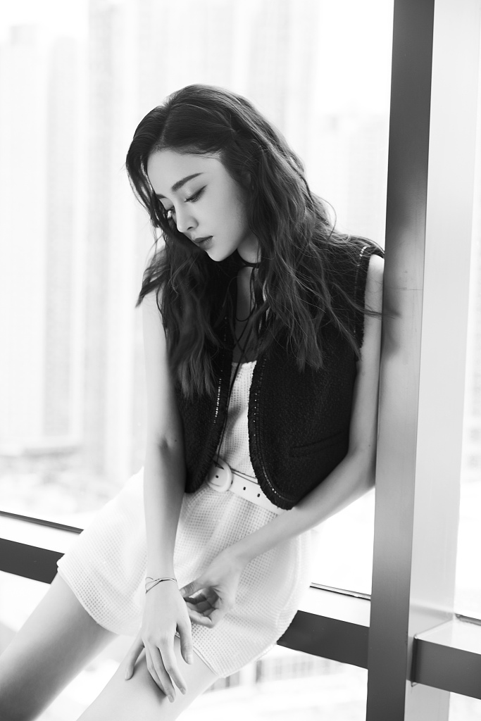 古力娜扎披肩卷发又美又飒写真