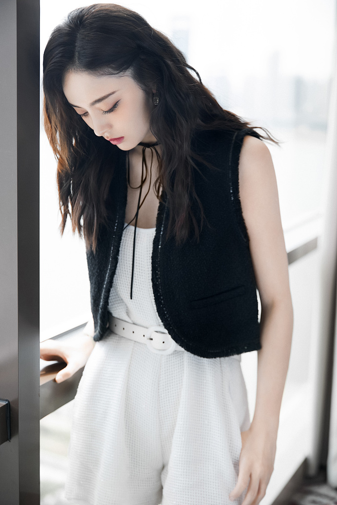 古力娜扎披肩卷发又美又飒写真