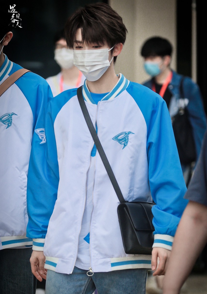 刘宇《你我皆王者》路透照蓝色棒球服元气满满