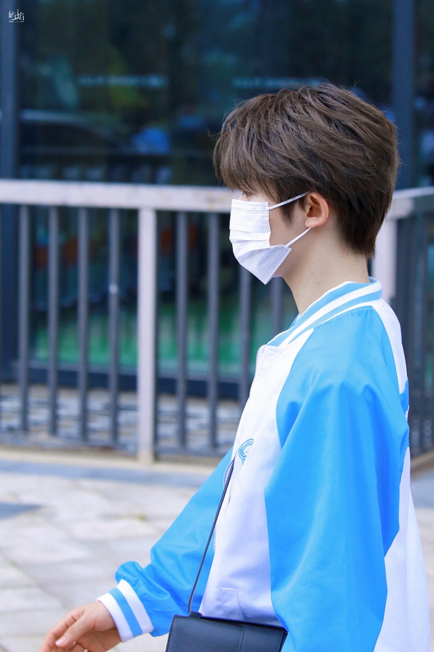 刘宇《你我皆王者》路透照蓝色棒球服元气满满