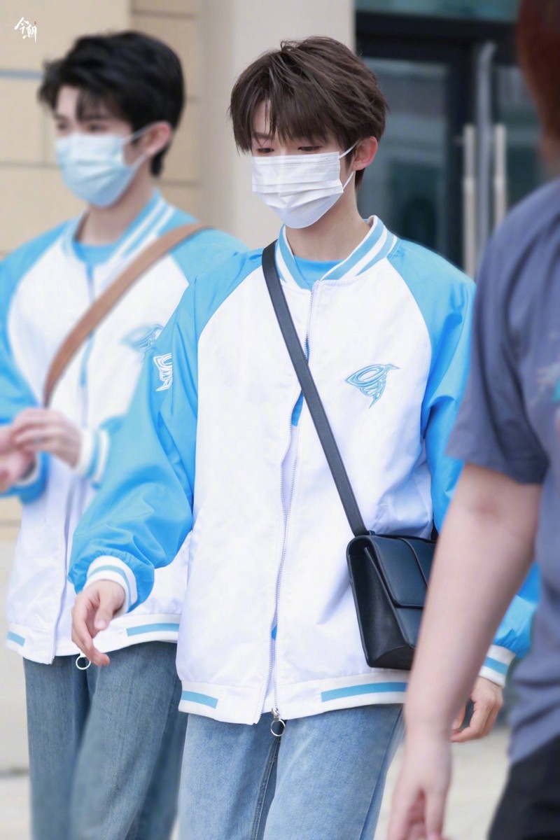 刘宇《你我皆王者》路透照蓝色棒球服元气满满