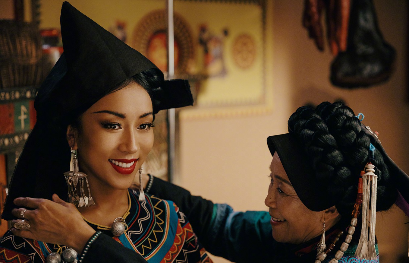 吉克隽逸穿彝族阿都服饰端庄美丽精修照片