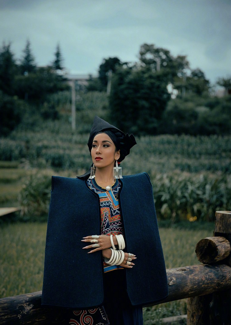 吉克隽逸穿彝族阿都服饰端庄美丽精修照片