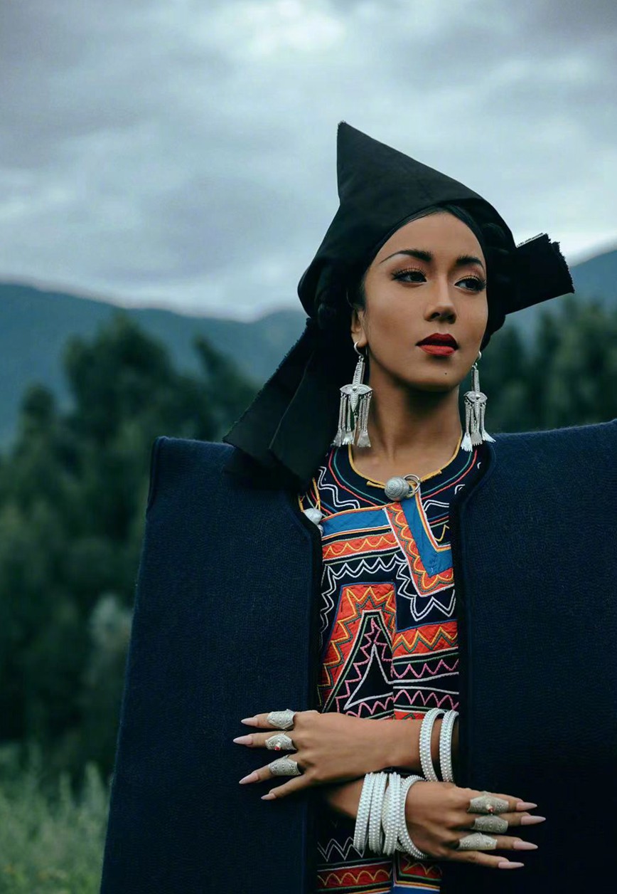 吉克隽逸穿彝族阿都服饰端庄美丽精修照片