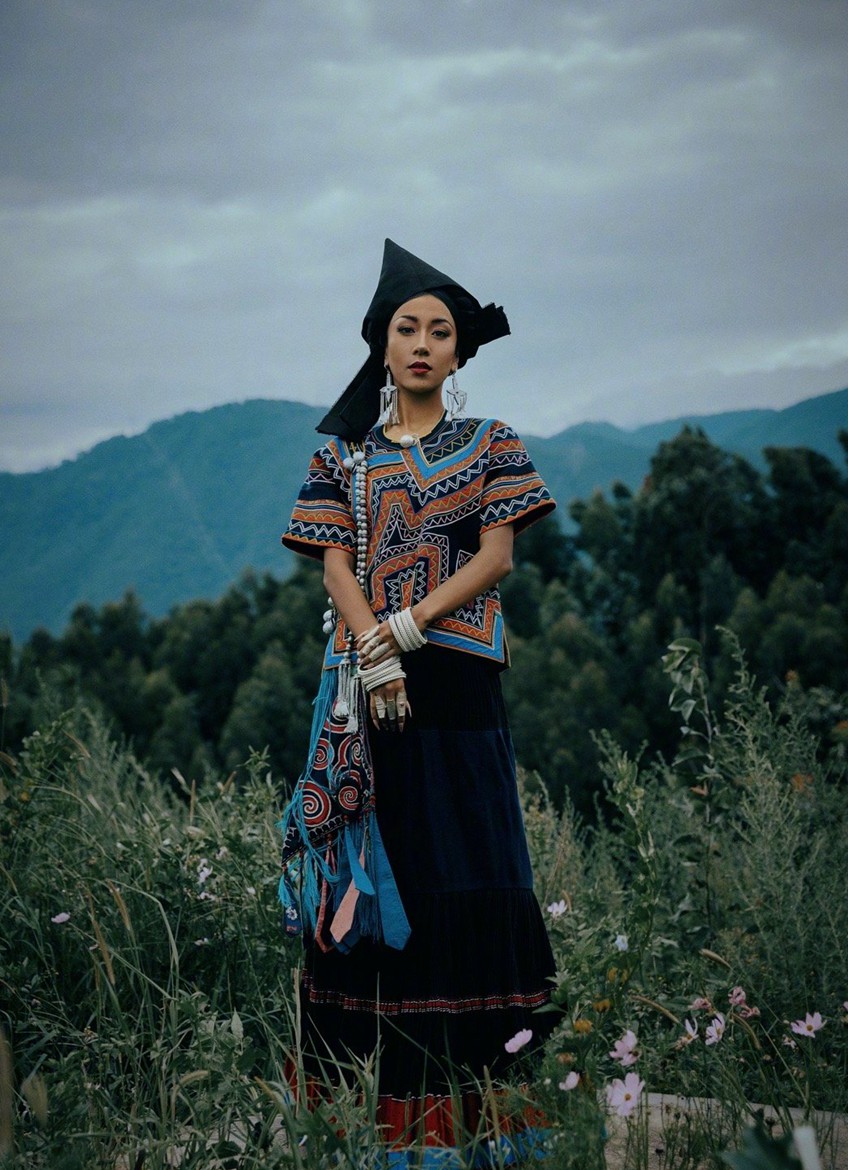 吉克隽逸穿彝族阿都服饰端庄美丽精修照片