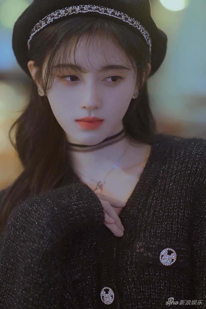 鞠婧t贝雷帽针织衫甜美迷人写真