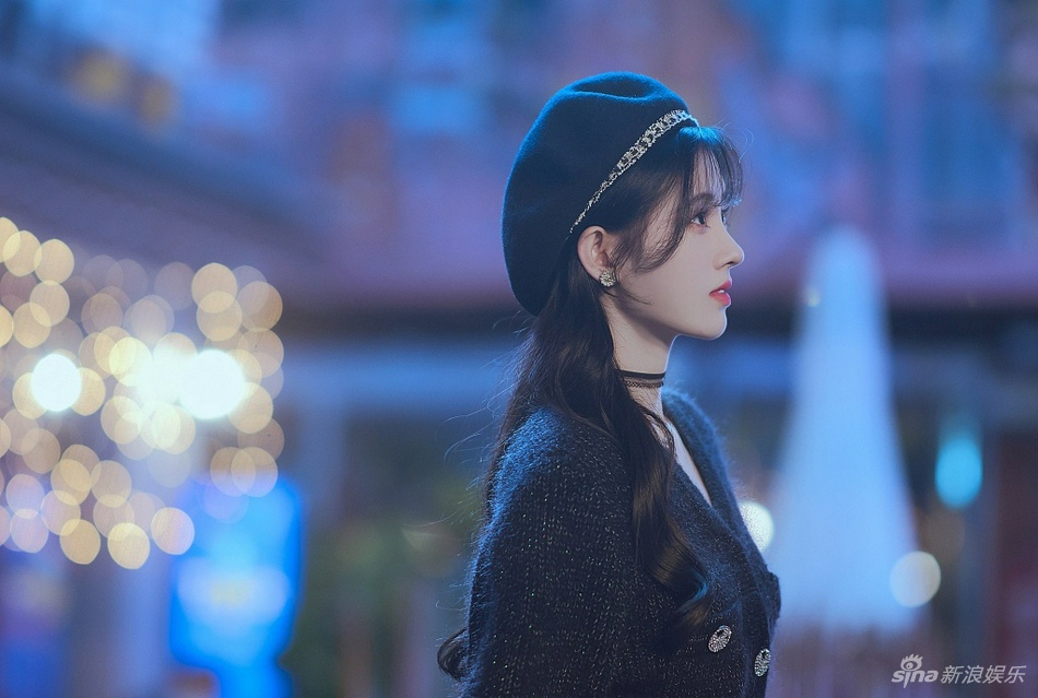 鞠婧t贝雷帽针织衫甜美迷人写真