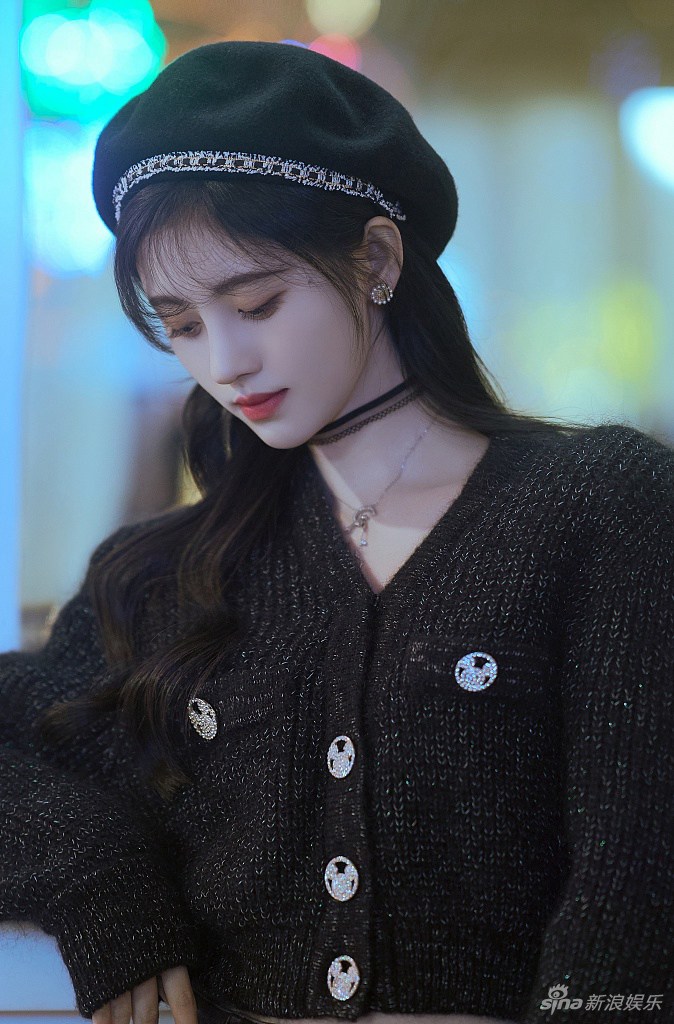 鞠婧t贝雷帽针织衫甜美迷人写真