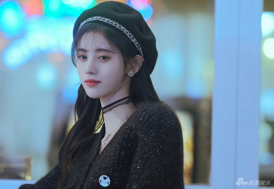 鞠婧t贝雷帽针织衫甜美迷人写真