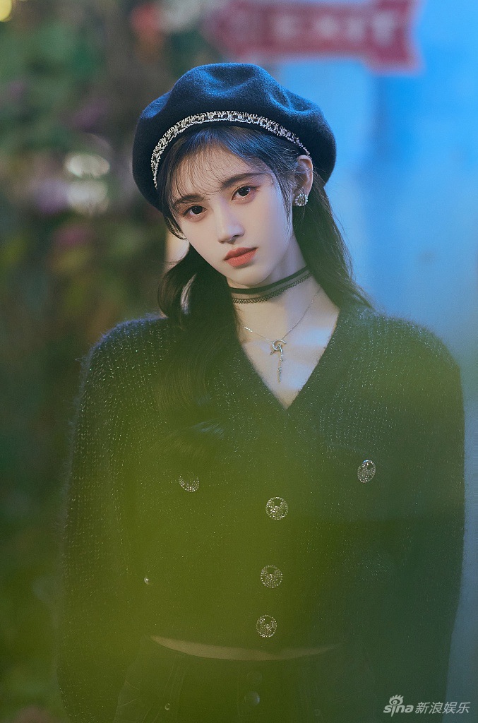 鞠婧t贝雷帽针织衫甜美迷人写真