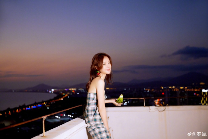 秦岚天台吃西瓜氛围感十足写真