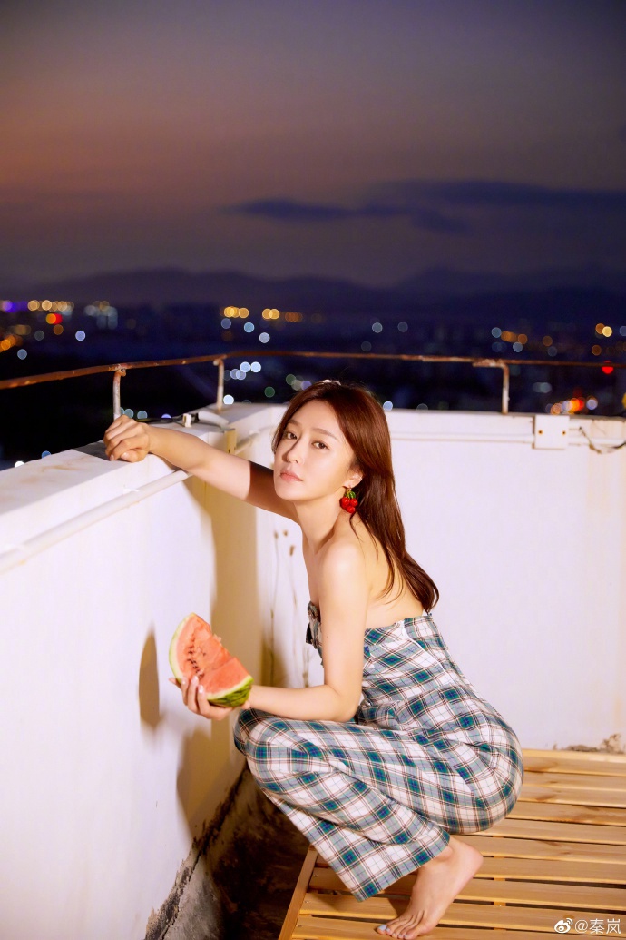 秦岚天台吃西瓜氛围感十足写真