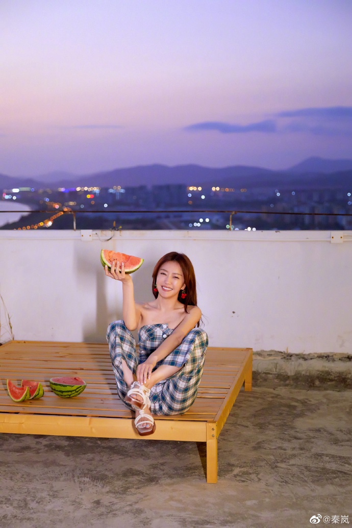 秦岚天台吃西瓜氛围感十足写真