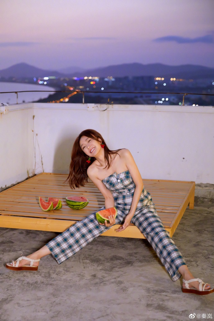 秦岚天台吃西瓜氛围感十足写真