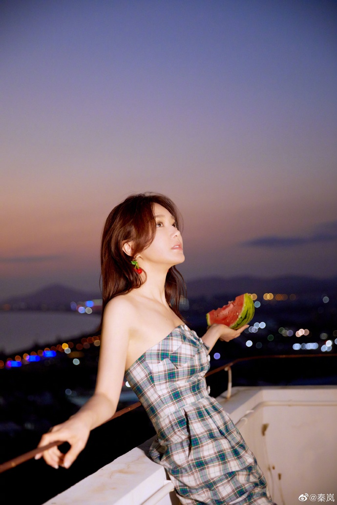 秦岚天台吃西瓜氛围感十足写真