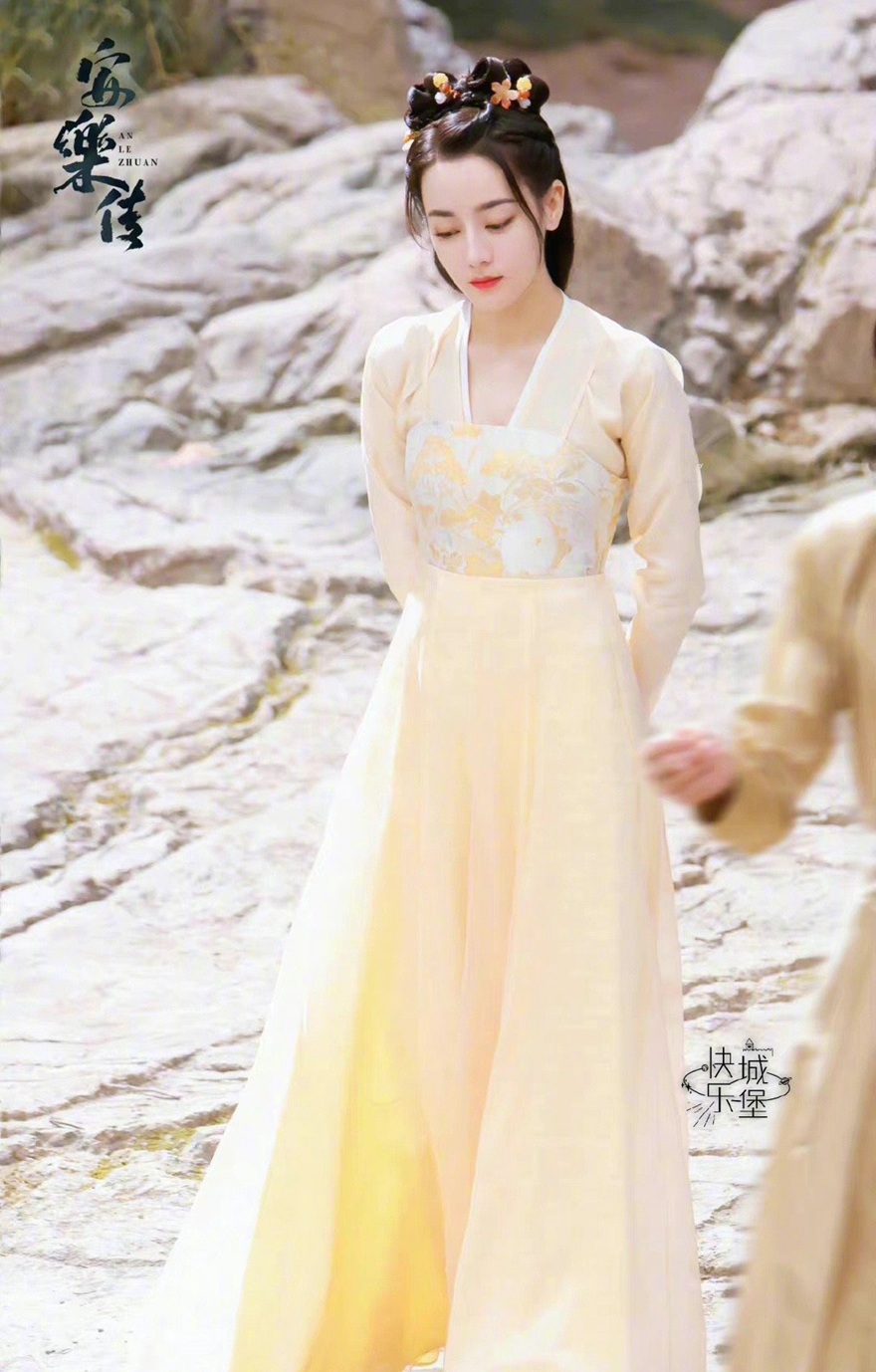 迪丽热巴安乐传白发侧颜路透照侧颜好优越