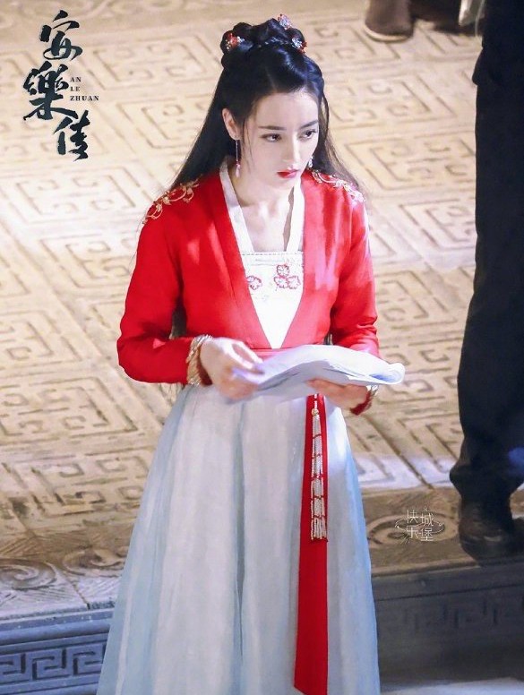 迪丽热巴安乐传白发侧颜路透照侧颜好优越