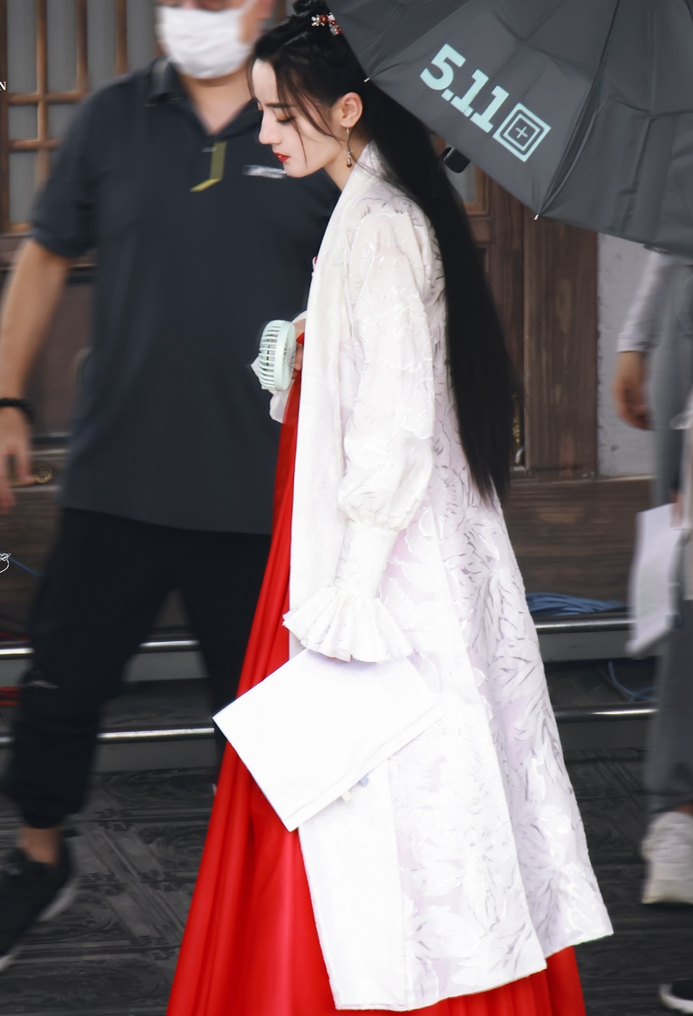 迪丽热巴安乐传白发侧颜路透照侧颜好优越