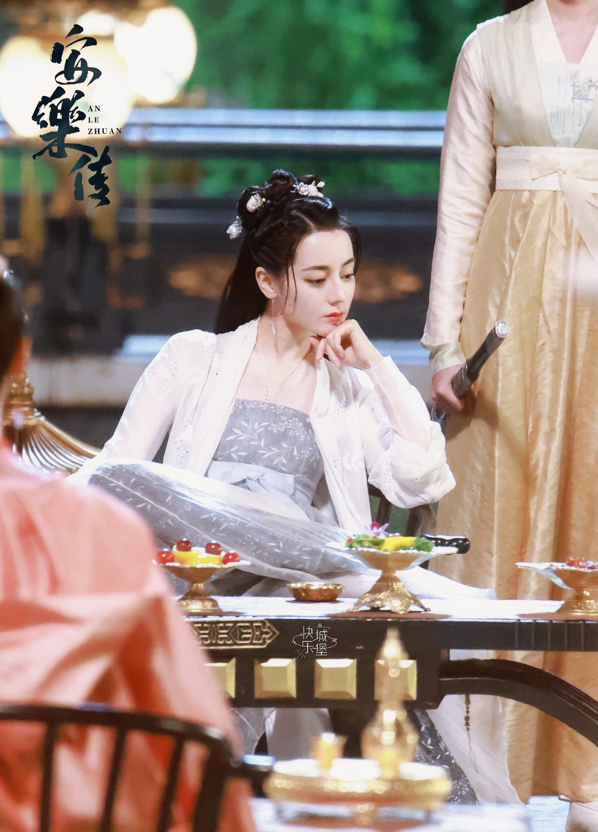 迪丽热巴安乐传白发侧颜路透照侧颜好优越