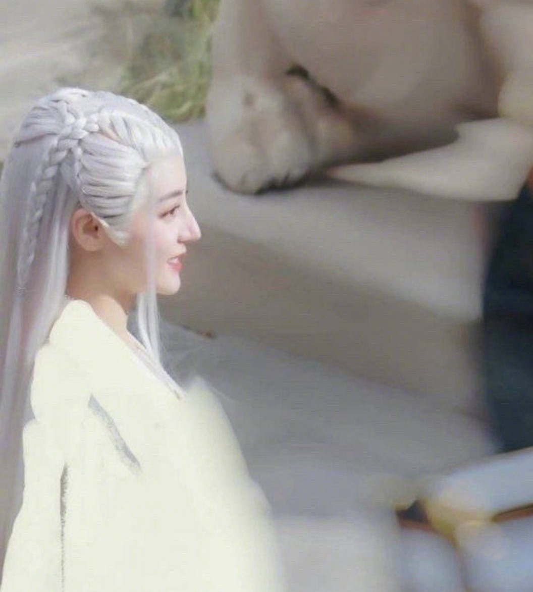 迪丽热巴安乐传白发侧颜路透照侧颜好优越