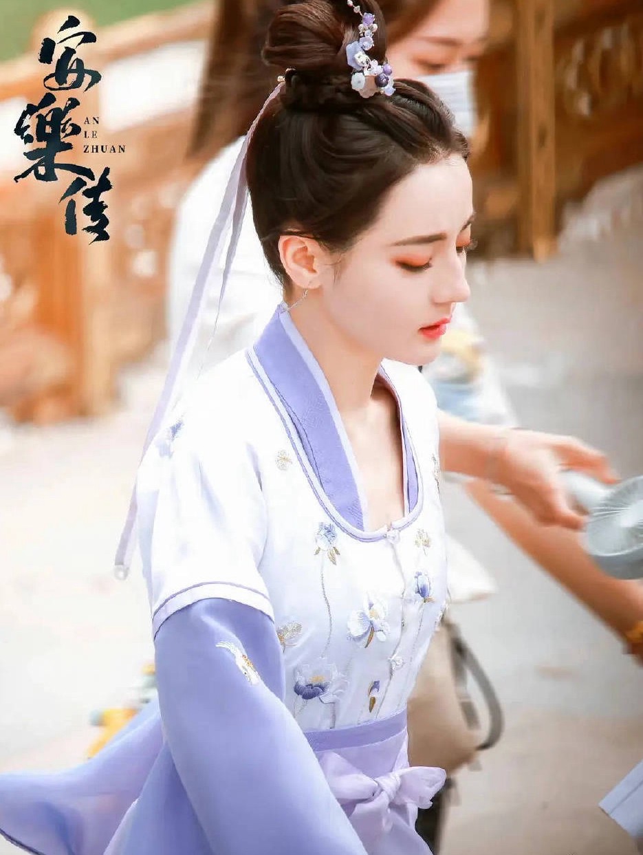 迪丽热巴安乐传白发侧颜路透照侧颜好优越