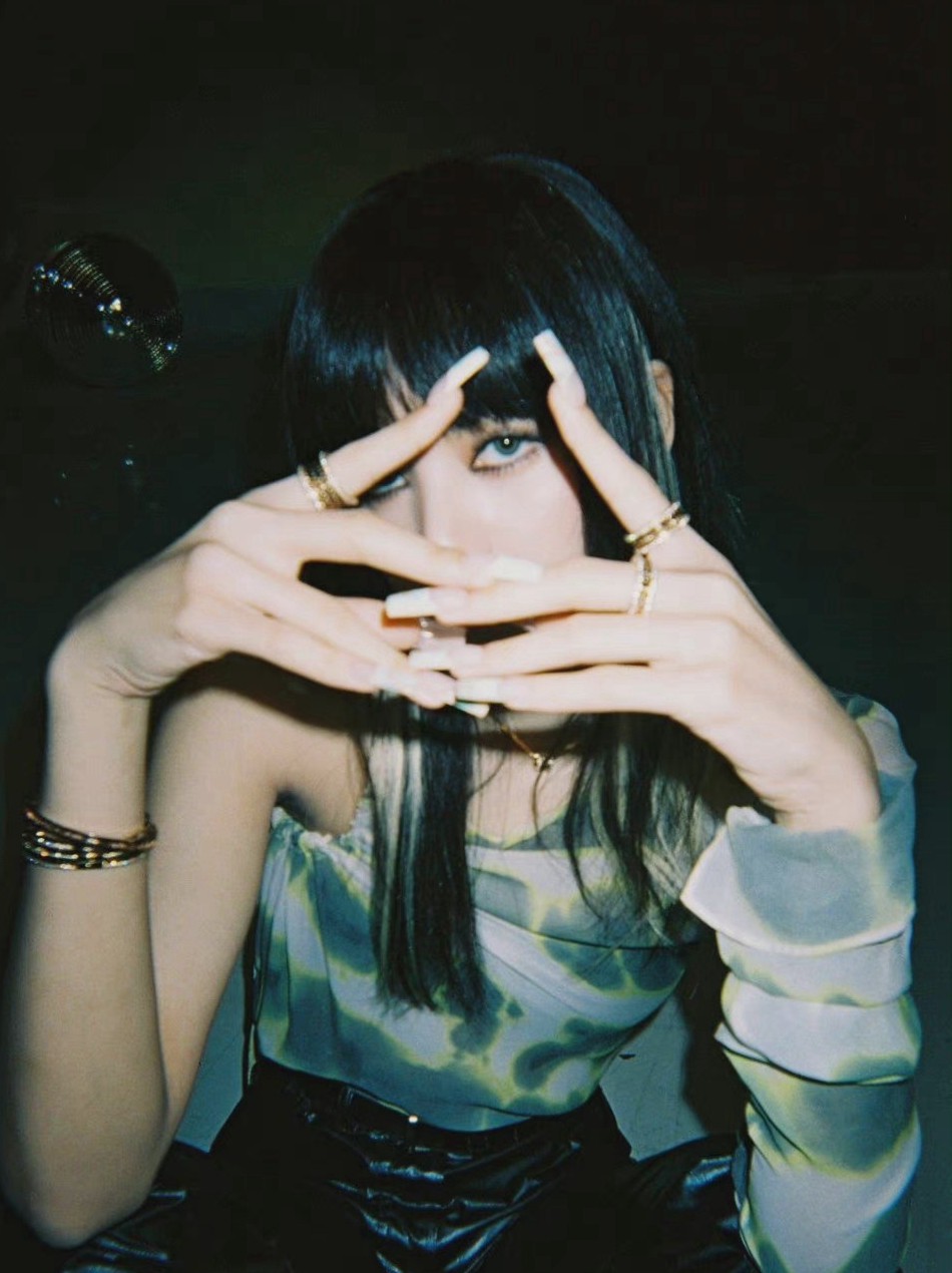 LISA首张单曲回归预告照化身长发辣妹