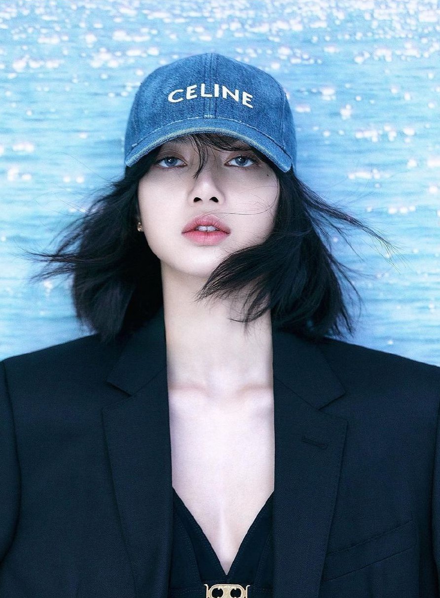 LISA首张单曲回归预告照化身长发辣妹