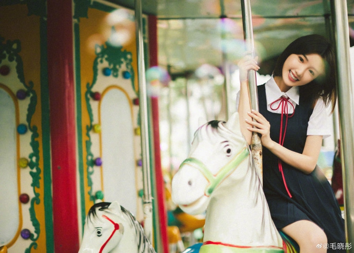 毛晓彤jk制服短裙俏皮又可爱写真