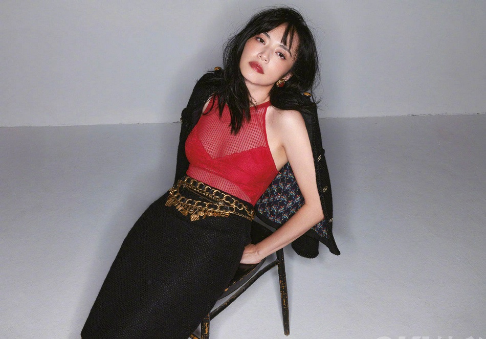 姚晨黑丝造型风情万种杂志写真