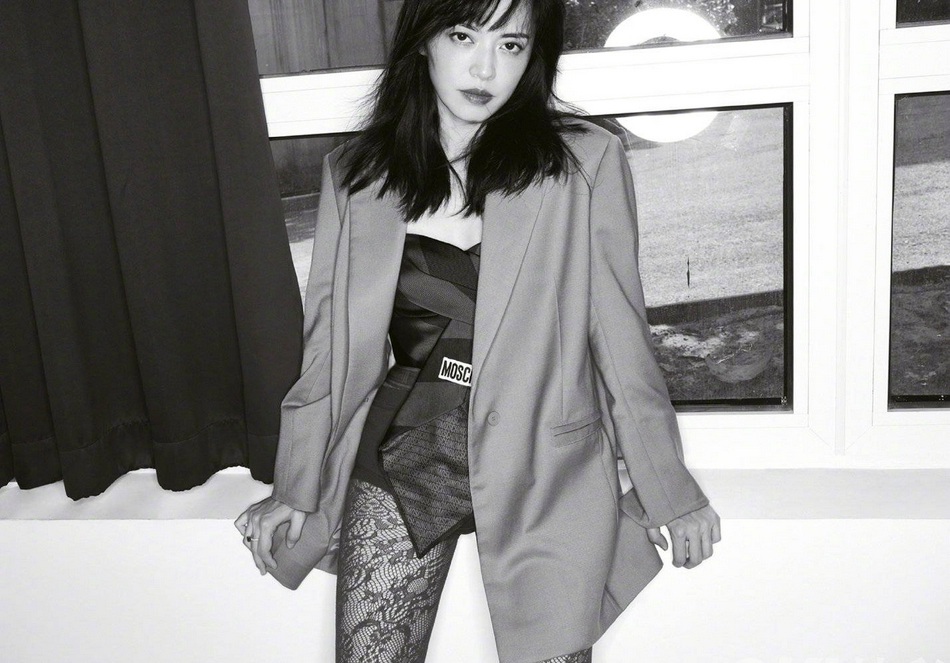 姚晨黑丝造型风情万种杂志写真