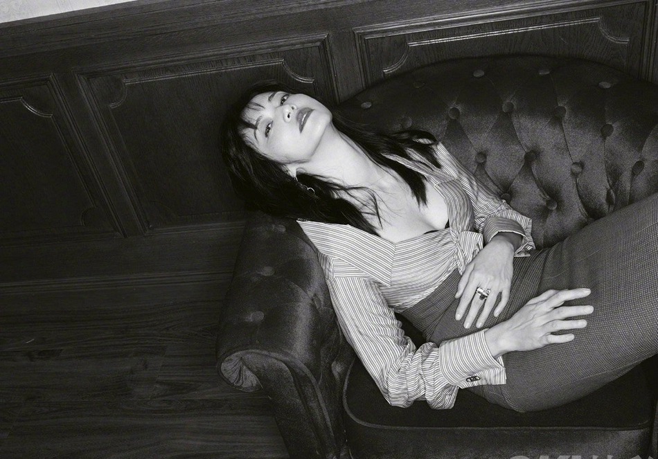 姚晨黑丝造型风情万种杂志写真