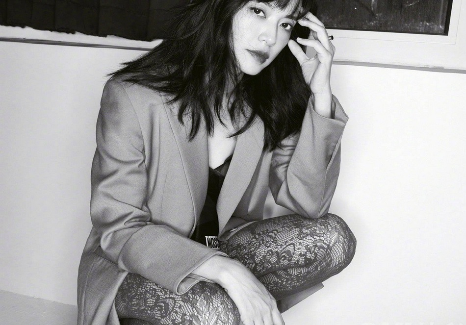 姚晨黑丝造型风情万种杂志写真