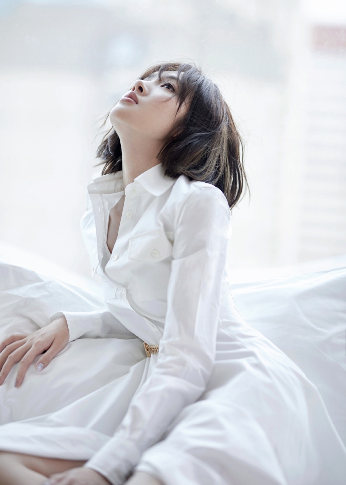唐艺昕白色衬衫裙恬静又清新写真