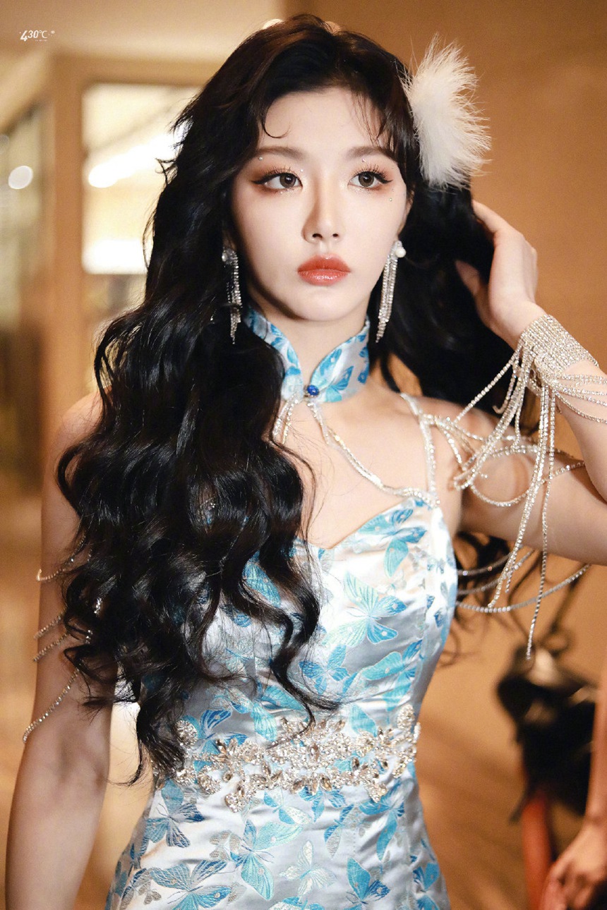 孔雪儿加盟爆裂舞台雍容华贵蓝孔雀造型图