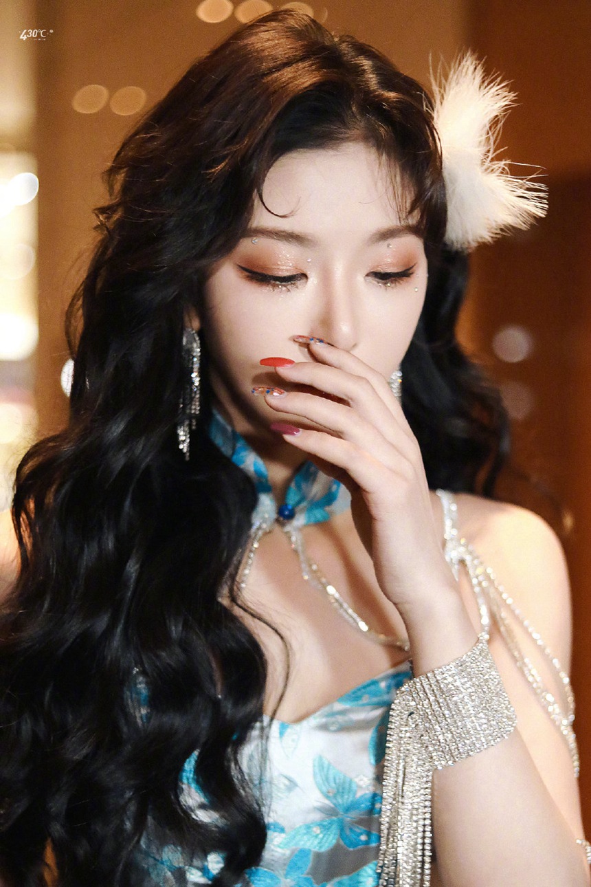 孔雪儿加盟爆裂舞台雍容华贵蓝孔雀造型图