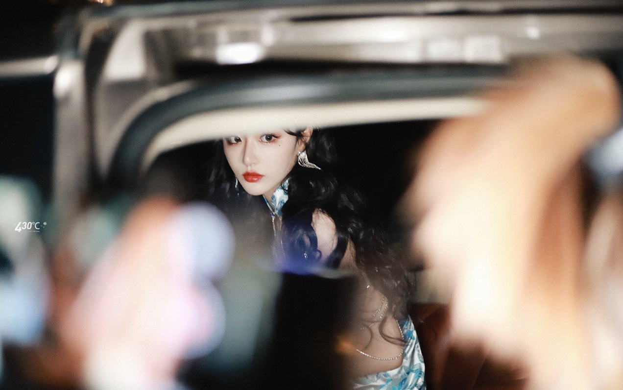 孔雪儿加盟爆裂舞台雍容华贵蓝孔雀造型图