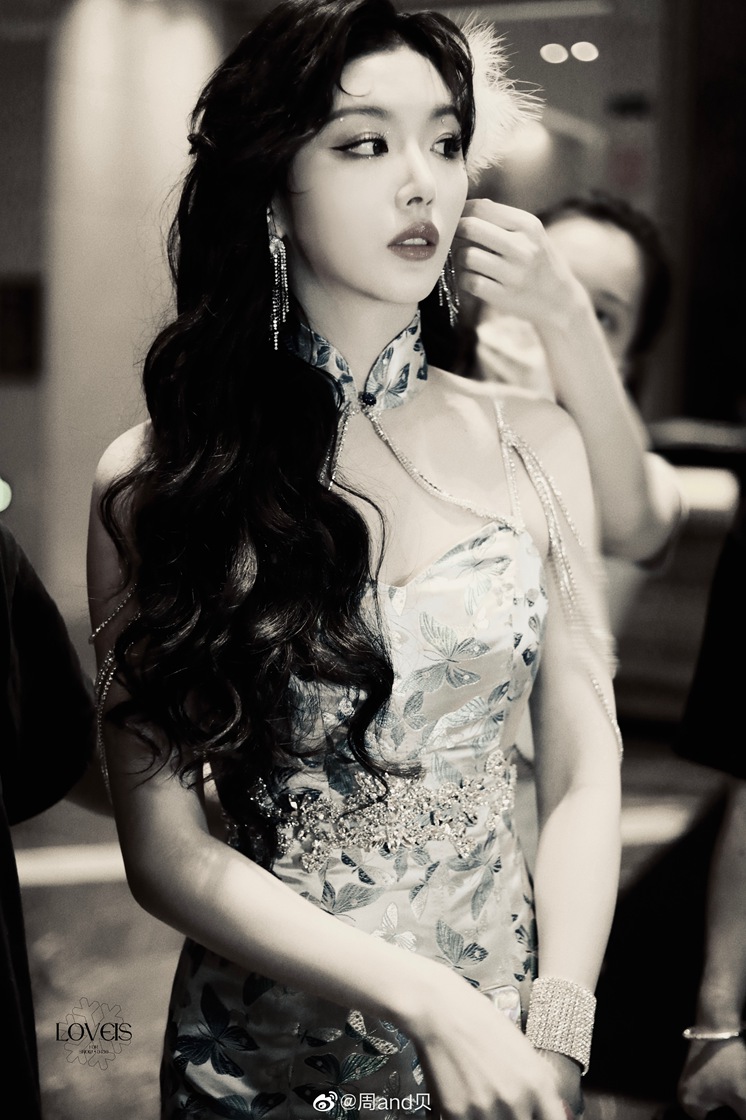 孔雪儿加盟爆裂舞台雍容华贵蓝孔雀造型图