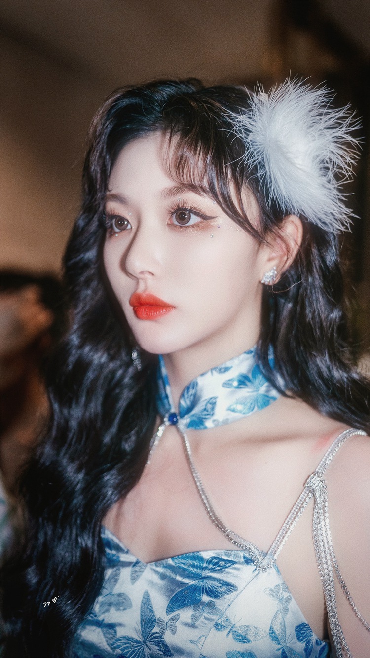 孔雪儿加盟爆裂舞台雍容华贵蓝孔雀造型图