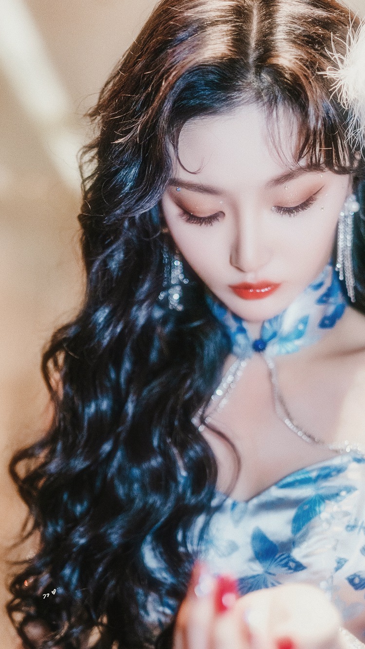 孔雪儿加盟爆裂舞台雍容华贵蓝孔雀造型图