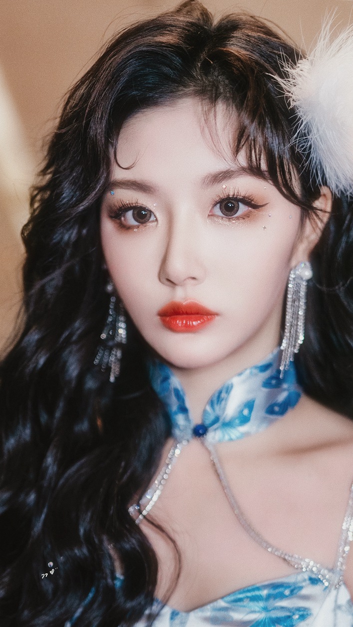 孔雪儿加盟爆裂舞台雍容华贵蓝孔雀造型图