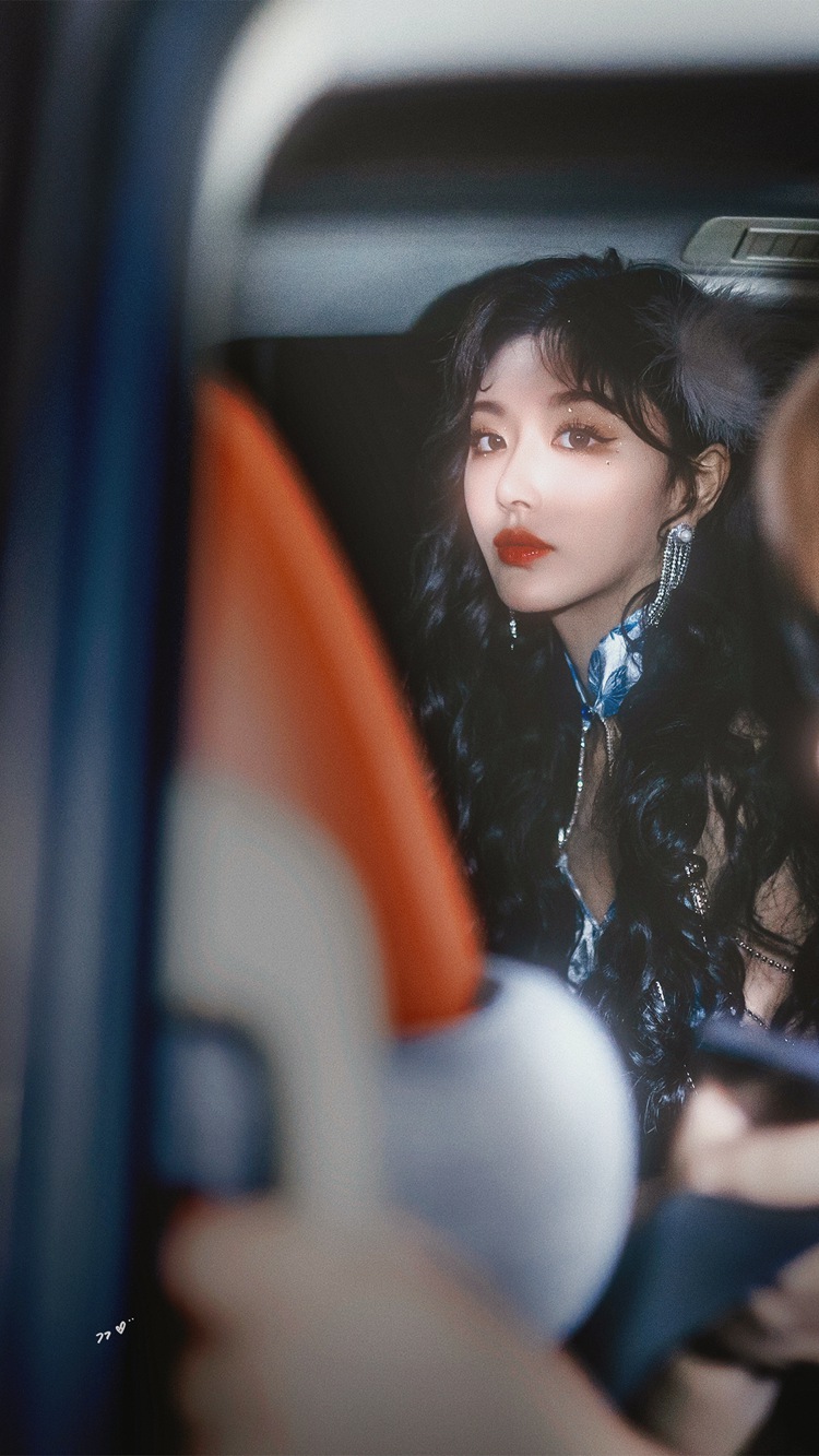 孔雪儿加盟爆裂舞台雍容华贵蓝孔雀造型图