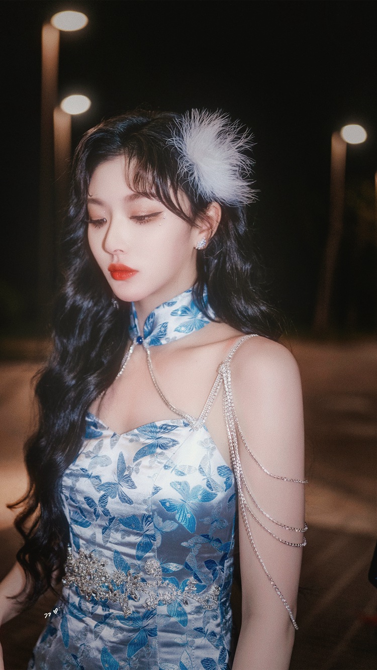 孔雪儿加盟爆裂舞台雍容华贵蓝孔雀造型图