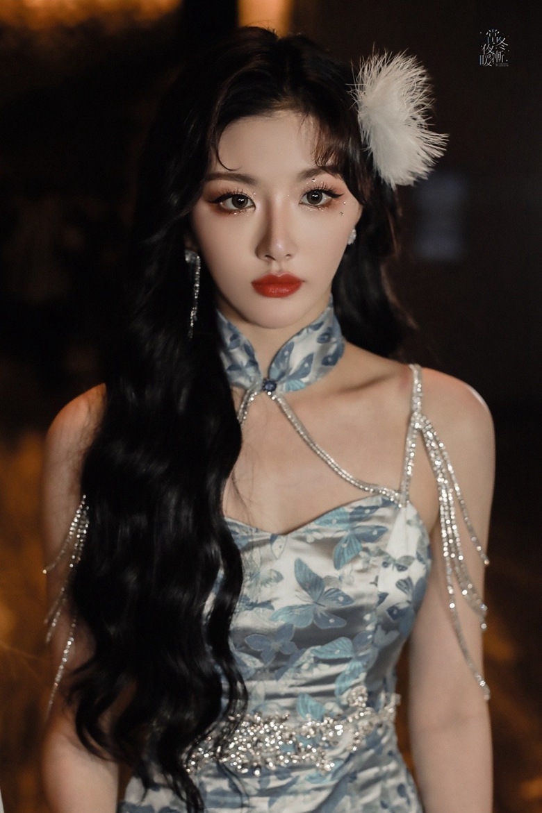 孔雪儿加盟爆裂舞台雍容华贵蓝孔雀造型图